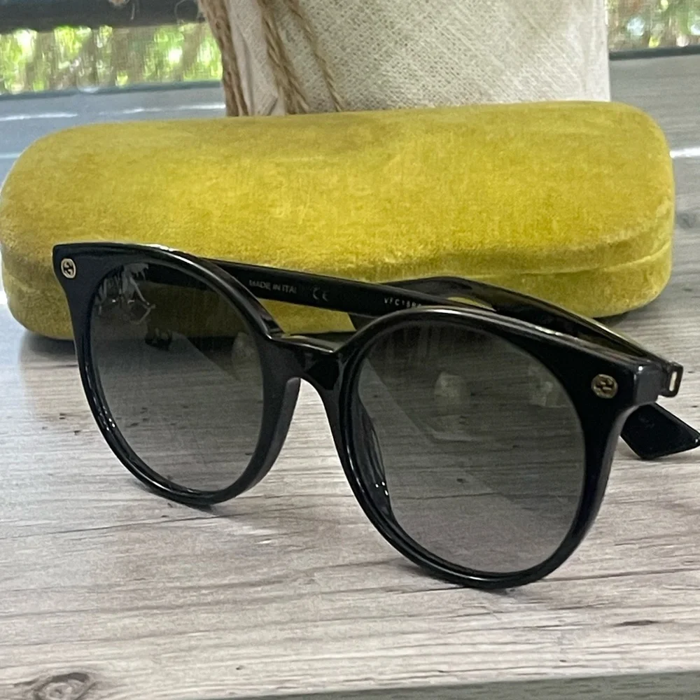 Gucci Elegant Black Sunglasses - Picture 5 of 16